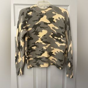 Women’s Banana Republic camouflage crew neck sweater size small